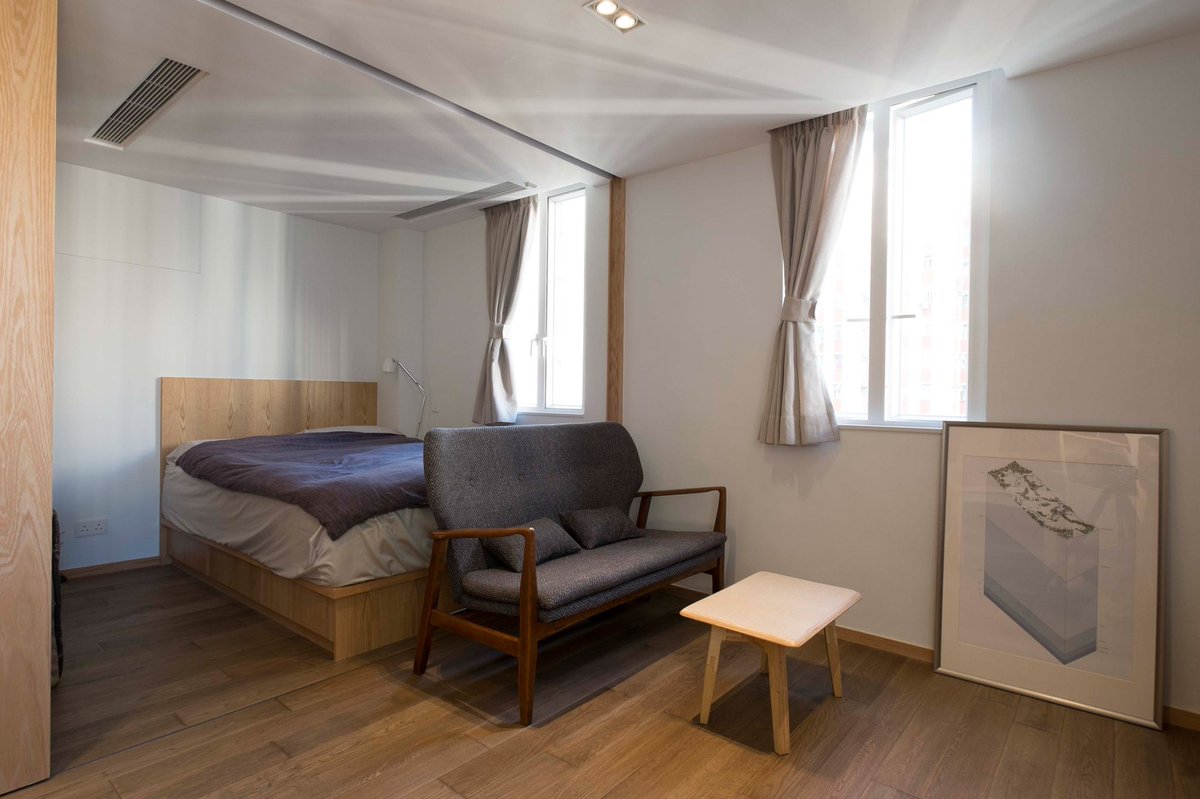 Bedroom area hadir dengan lounge dan ruang untuk menonton tv. Yang menarik adalah area ini sebenarnya dipisahkan oleh sliding wall. Jadi sliding wall tersebut hadir untuk menciptakan ruang yang lebih private pada kamar tidur. Bisa dibuka-tutup sesuai kebutuhan.