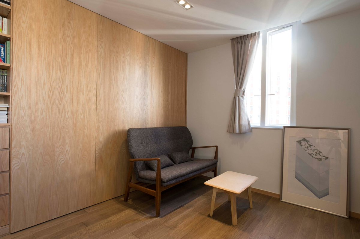 Bedroom area hadir dengan lounge dan ruang untuk menonton tv. Yang menarik adalah area ini sebenarnya dipisahkan oleh sliding wall. Jadi sliding wall tersebut hadir untuk menciptakan ruang yang lebih private pada kamar tidur. Bisa dibuka-tutup sesuai kebutuhan.