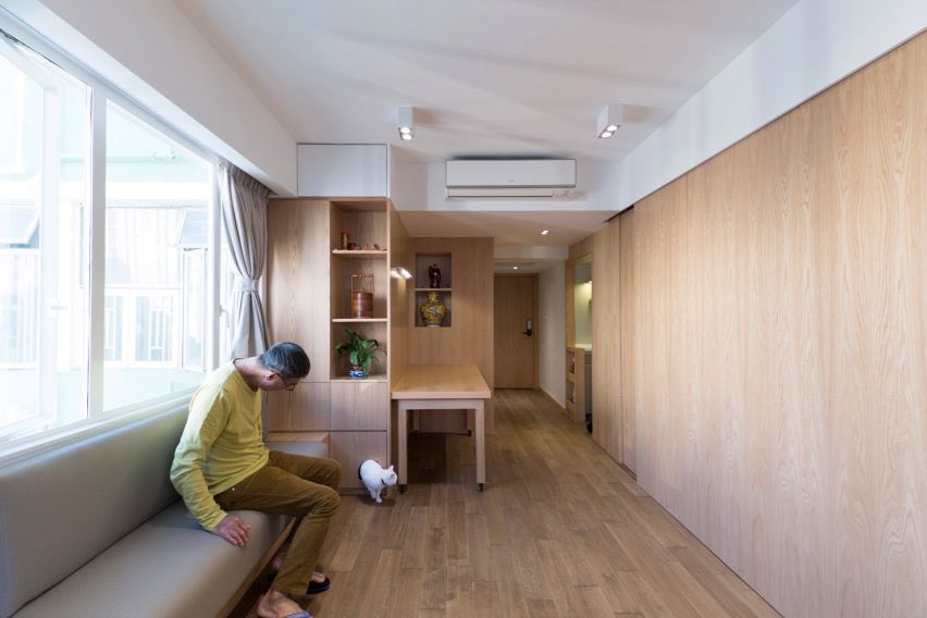 Ah, siapa yang notice ada lubang kecil di area living? Yup, pop-hole tersebut adalah tempat tinggal untuk kucingnya sang owner. Selain tempat istirahat juga ada toilet untuk si kucing. Yhaa, gemash banget kaaan