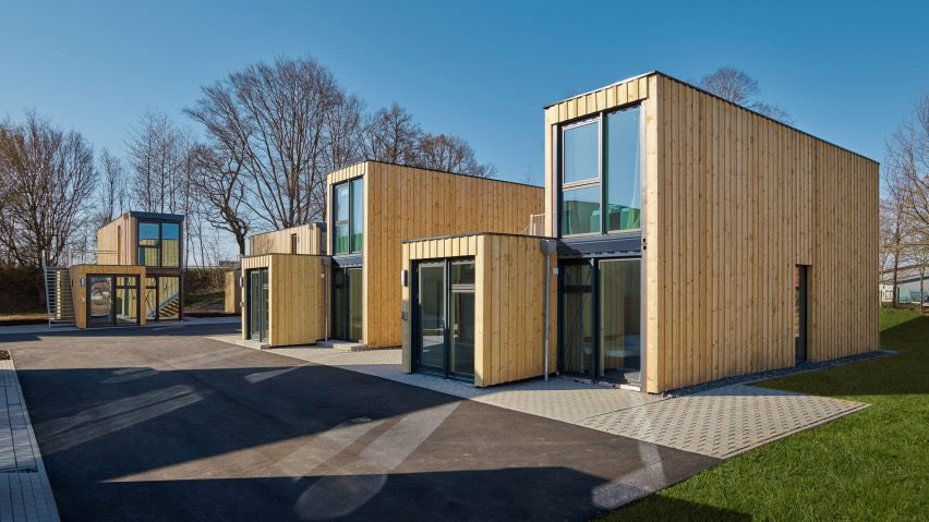 2. My Home by ContainerwerkSebuah ‘komplek’ micro-apartments di German dengan luas 26 m2 untuk masing2 unitnya. Setiap unitnya dilengkapi oleh kamar tidur, kitchenette, ruang makan, kamar mandi, dan juga living room.