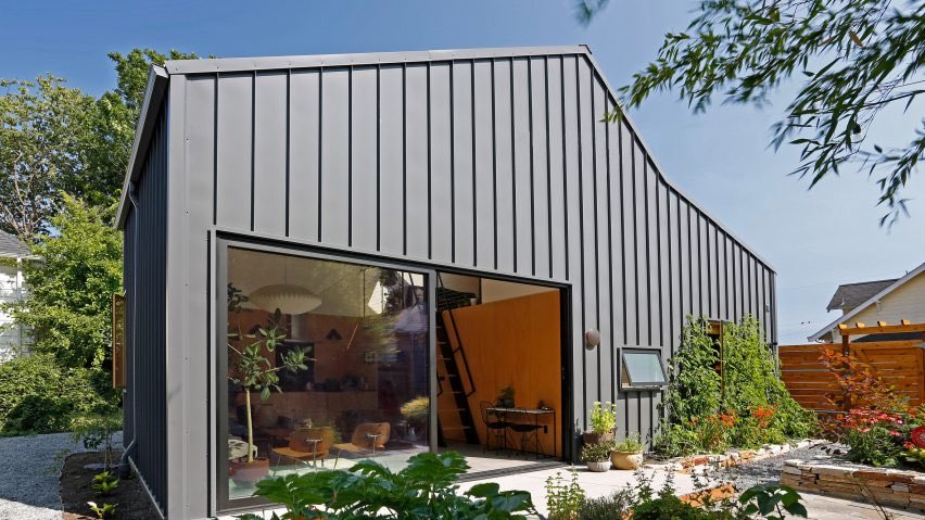 3. Alley Cat by SHED Architecture & DesignMemiliki kebiasaan travel, sang client berinisiatif untuk membangun ‘compact home base’ di area backyard rumah untuk mereka dan menyewakan main residence mereka. Sang client menginginkan rumah dengan low maintenance dengan PV panels.