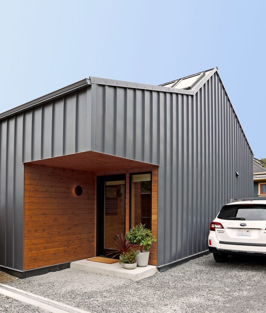 3. Alley Cat by SHED Architecture & DesignMemiliki kebiasaan travel, sang client berinisiatif untuk membangun ‘compact home base’ di area backyard rumah untuk mereka dan menyewakan main residence mereka. Sang client menginginkan rumah dengan low maintenance dengan PV panels.