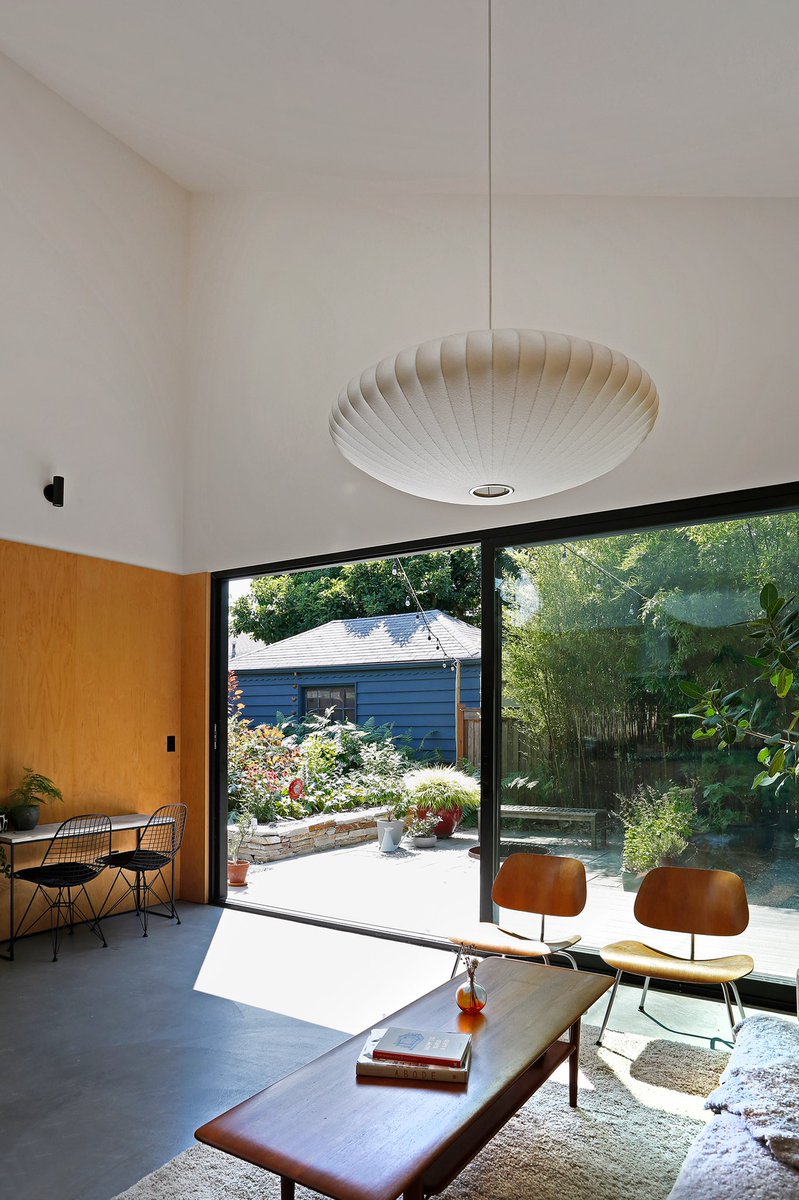 Pada main living area terdapat sliding glass door yang dapat membawa pencahayaan alami masuk ke dalam ruang dan juga menyatukan ruang dengan patio yang ada di area luar.Terdapat juga skylight untuk menambah pencahayaan dan untuk stargazing saat malam hari.