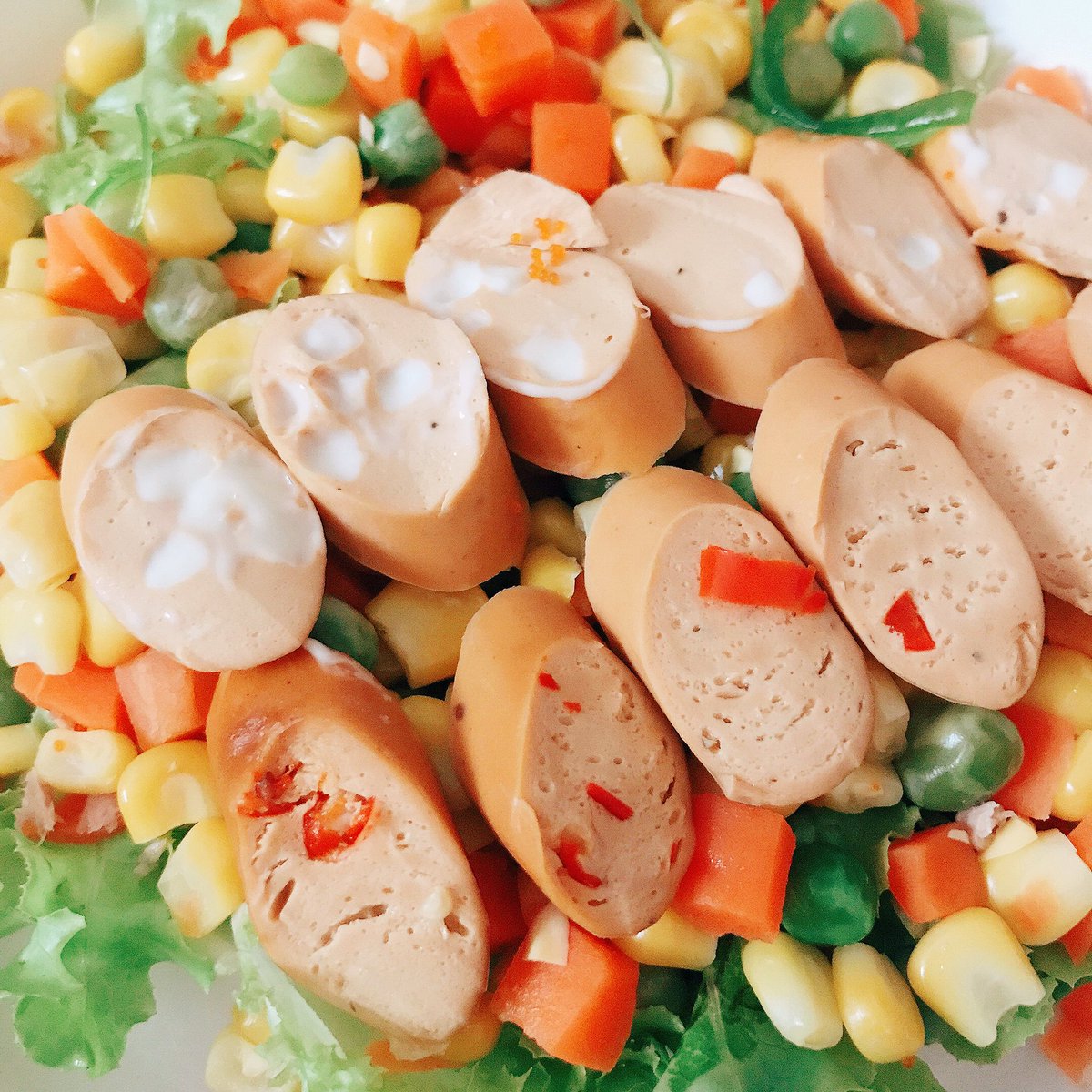 khunkhaiptk's tweet photo. ไส้กรอกปลาแซลมอนของ Fishfit อร่อยมั่กอยากให้ทุกคนได้ลองเลยอ่ะ เนื้อไส้กรอกคือแน่นหนังกรอบเคี้ยวแล้วกรุบๆ ตัวนี้ไม่ใส่แป้งไม่ใส่ผงชูรส เหมาะกับคนลดน้ำหนัก เพราะห่อนี้แค่ 180cal. รสพริกแนะนำเลย แซ่บ ชีสก็เยิ้มแน่น กินคู่กับคอร์นสลัดมื้อเย็นคือหวานกรุบ  #อร่อยบอกต่อ #ผอมได้ไม่ต้องอด https://t.co/zHUTiuO90T
