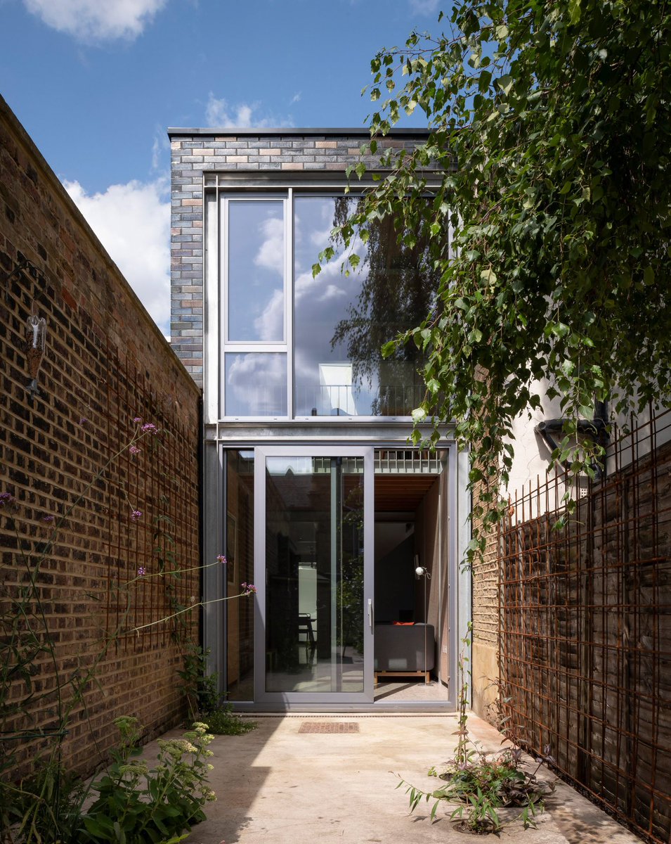 4. Slot House by Sandy Rendel ArchitectsHunian yang berlokasi di London ini memiliki lebar hanya 2.8 meter. Hunian dua lantai ini didesain sedemikian rupa agar menghasilkan ruang yang nyaman untuk ditinggali, walaupun dengan area yang sempit.