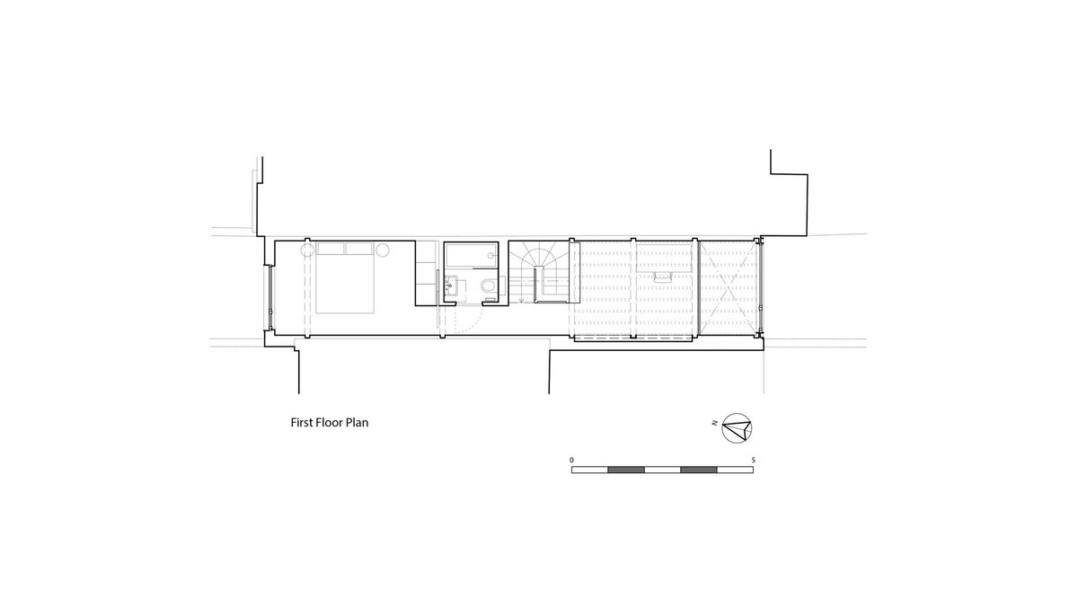 Lantai dasar terdapat dapur dan area makan, kemudian akses tangga ke lantai atas, dan lounge di sisi belakang.Sedangkan di lantai atas terdapat master bedroom dan study room.