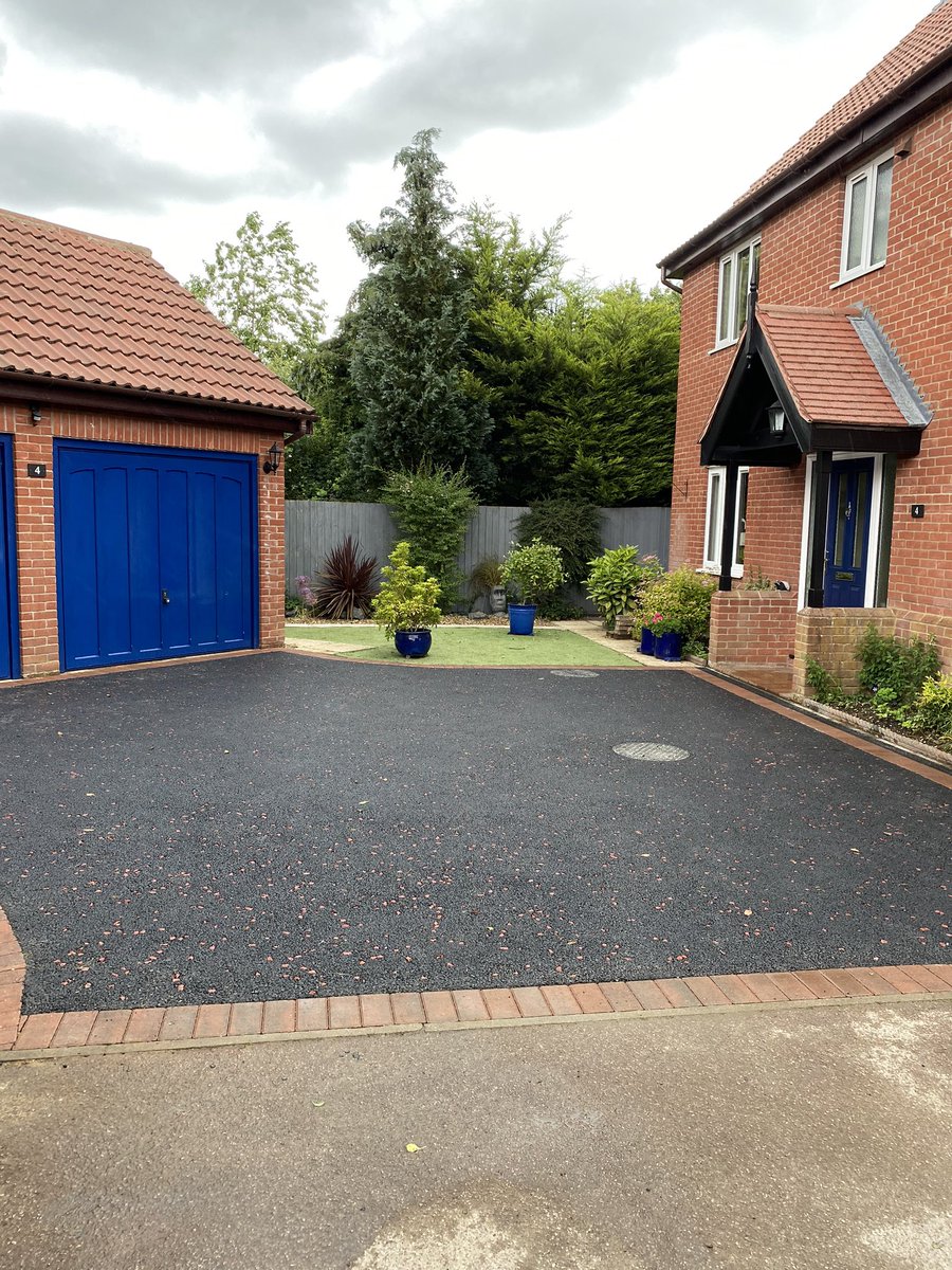 AsphaltNorfolk's tweet photo. ❌ Brickweave

✅ Tarmac 
✅ Red Chips 
✅ Block Edging https://t.co/SZlPg8m9Se