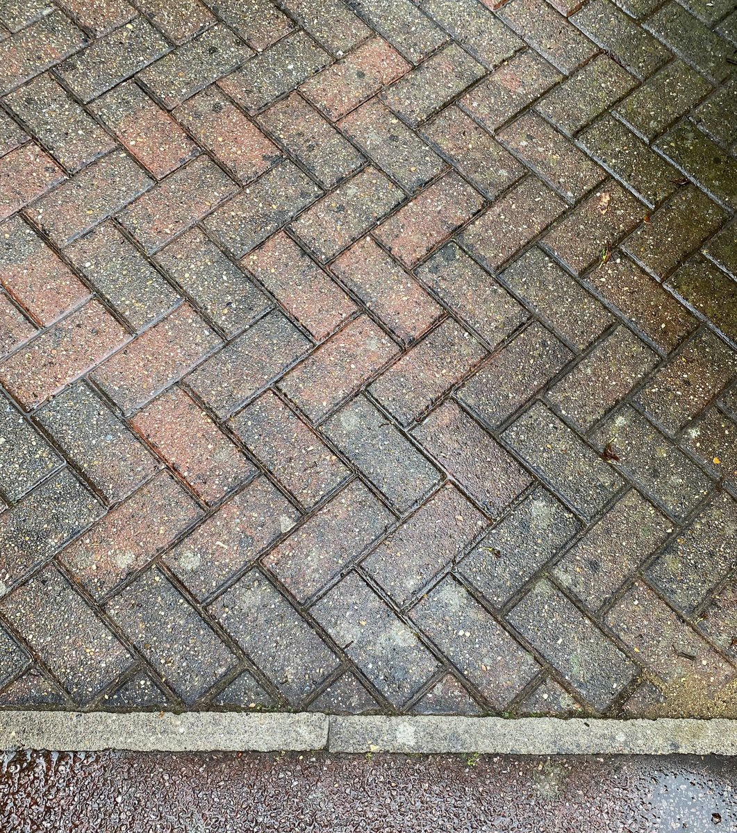 AsphaltNorfolk's tweet photo. ❌ Brickweave

✅ Tarmac 
✅ Red Chips 
✅ Block Edging https://t.co/SZlPg8m9Se