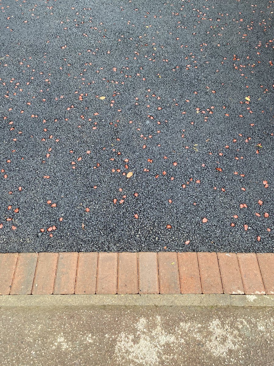 AsphaltNorfolk's tweet photo. ❌ Brickweave

✅ Tarmac 
✅ Red Chips 
✅ Block Edging https://t.co/SZlPg8m9Se