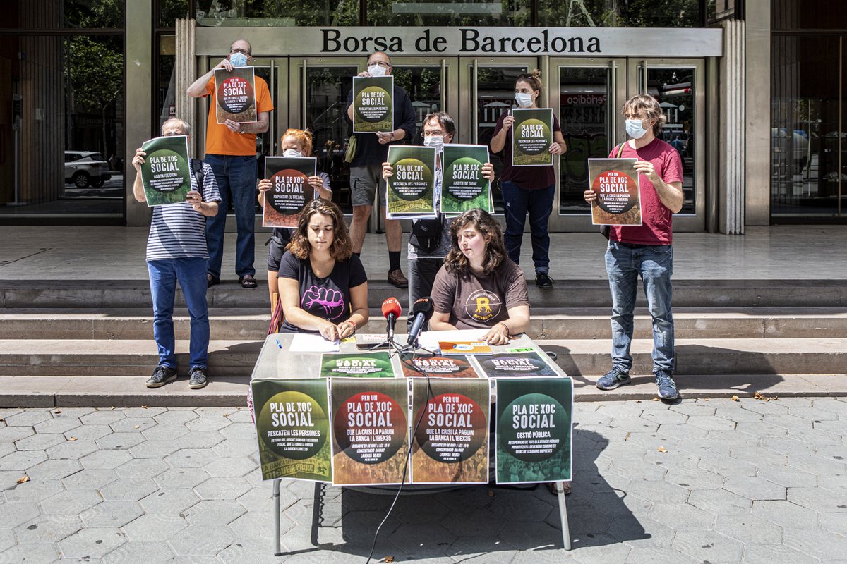 #BENESTARSOCIAL | Els col·lectius que donen suport a la campanya #PladeXocSocial han convocat concentracions avui a #Alacant, #València, #Castelló i #Barcelona, per reclamar que la crisi postcovid no es pagui amb retallades socials. Per <a href="/RogerValldeneu/">Roger Valldeneu🎗||*|| 💚 #StopVirusCapitalisme</a> directa.cat/les-organitzac…