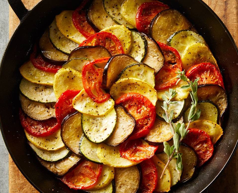 CocinayVino's tweet photo. #PlatosFranceses 🇫🇷 Ratatouille: Es un guiso a base de berenjenas, calabacines, pimientos, tomate y a veces otras verduras https://t.co/dJLjNZNzTN #CocinaYVino https://t.co/Gyu4uv3TUw