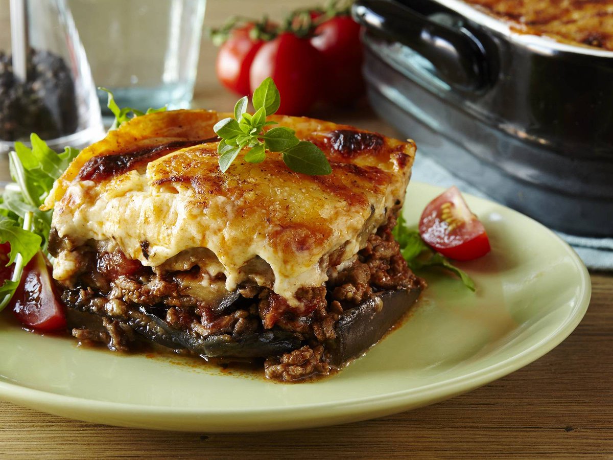 Мусака рецепт без баклажанов. Мусака Греция. Греческая кухня мусака. Мусака из баклажанов. Мусака по-гречески с баклажанами.