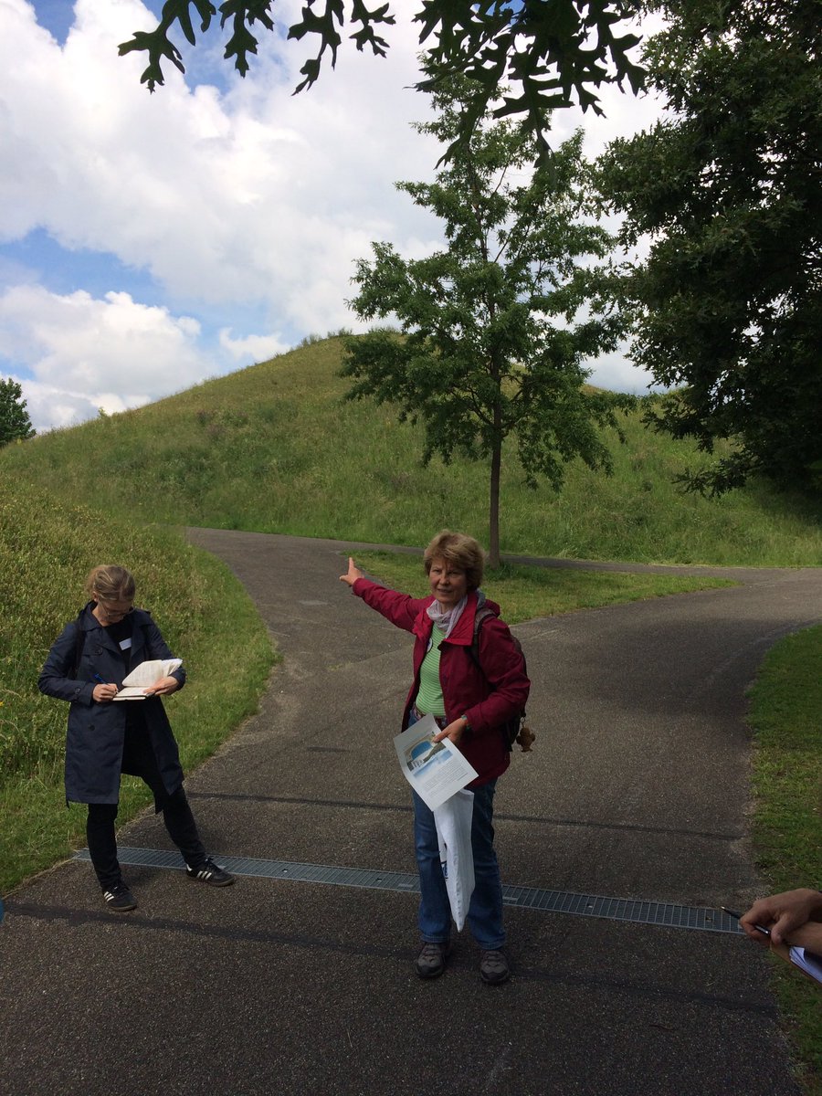 Agrarkultur's tweet photo. Heute ist der BlühbotschafterInnen Lehrgang am Ackermannbogen in @muenchen: zu entdecken gibt’s Biotope, Wasserspeicher &amp; natürlich viele #Insekten mitten in der Stadt mit Dr. Alicia Bilang vom #Ackermannbogen e.V.! https://t.co/sDcmg8CGGc