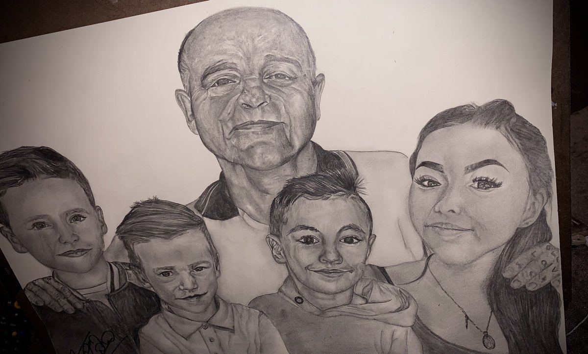 Another order sent out! Done quite a lot this week however many of them can’t be shown or are for Father’s Day gifts! This is 5 people put into one! And added hands and arms to give the “group photo” effect! 😍❤️👌🏻✏️ #Manchester #ArtistOnTwitter #oldham #art #drawing #sketches