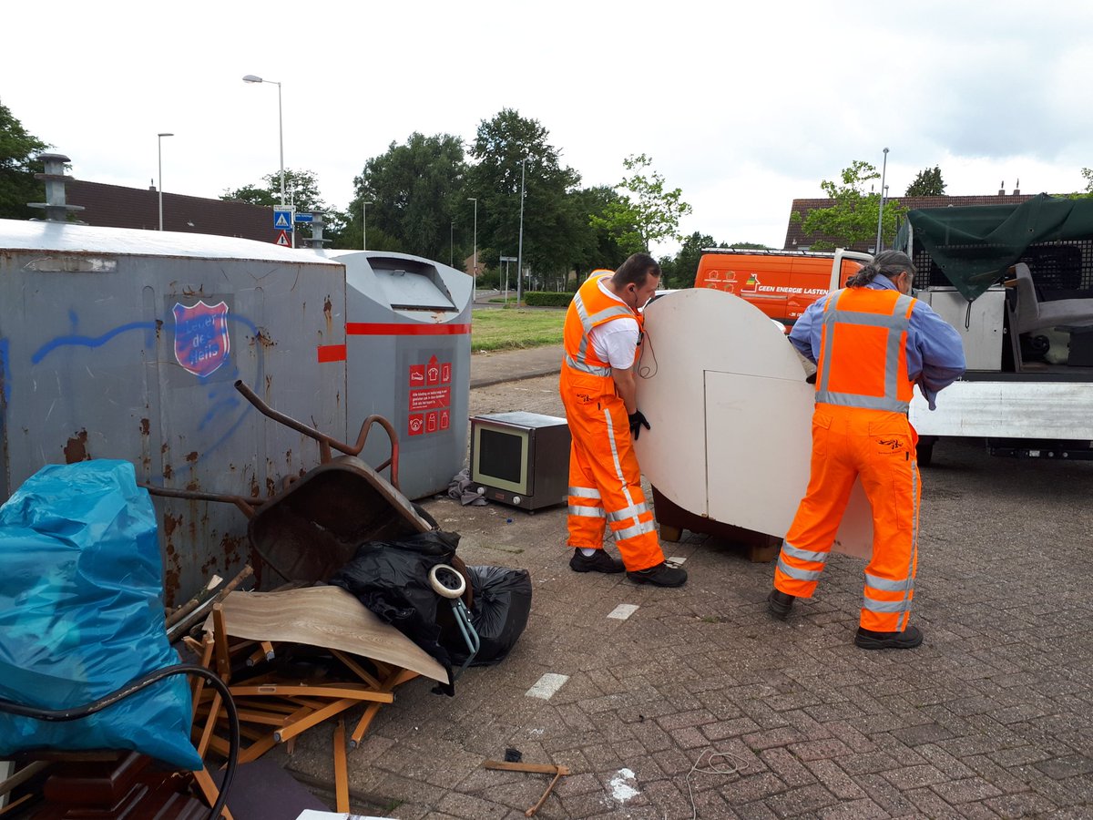 Zo! Weer opgelost door Stadsbeheer Reiniging. De zoveelste  illegale dumping van afval bij metrostation Hoogvliet.  Benieuwd wanneer de volgende dumping zal plaatsvinden. Constateert u een illegale dumping maak hier dan melding van op rotterdam.nl/meldingen of #BuitenBeterApp.