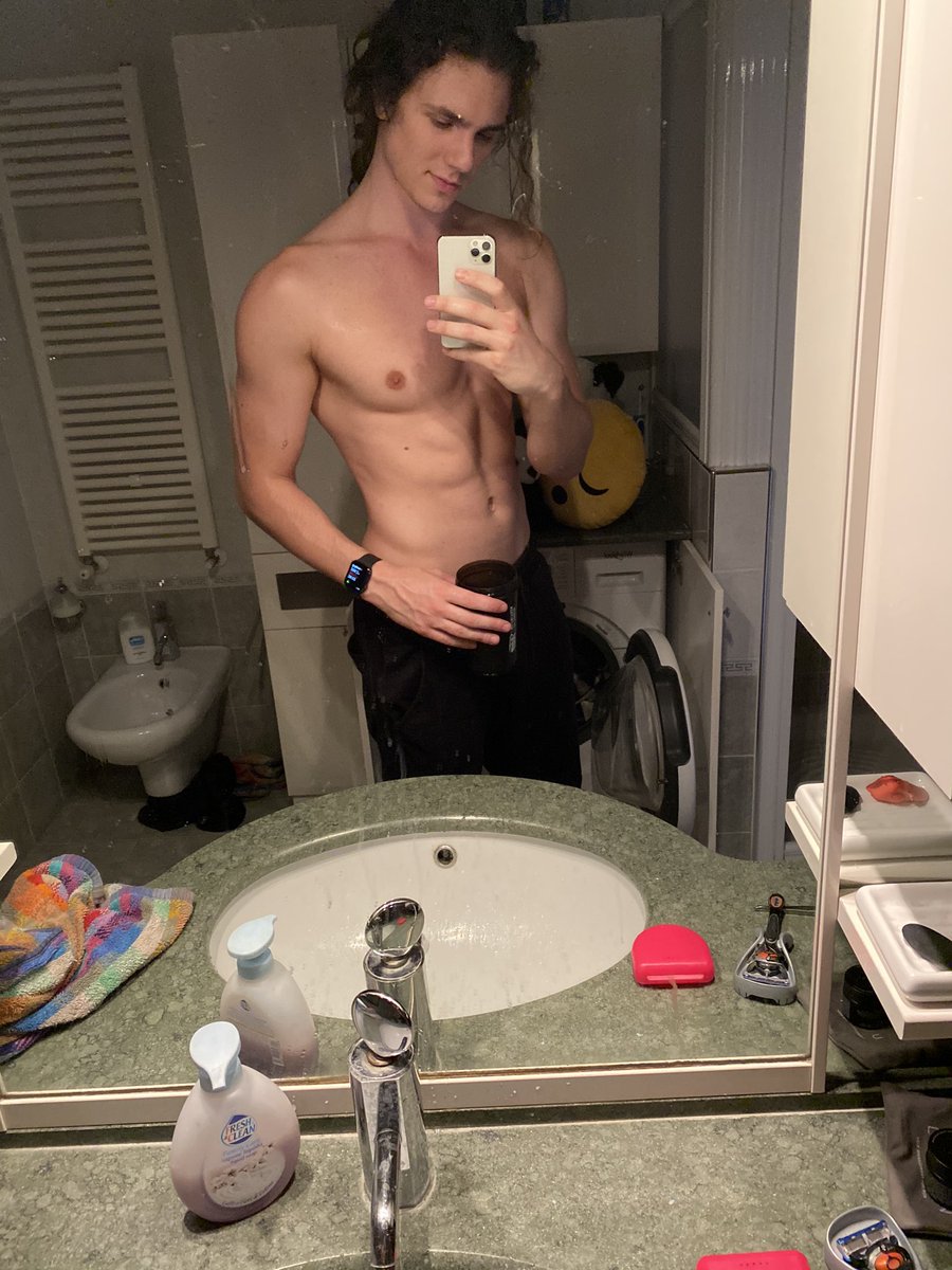 marcodelia97's tweet photo. My Gravity Blanket just arrived, itโs an 8kg heavy blanket that improves sleep quality, so to have a better day, increasing my chance to success. In the meanwhile, I keep going with my daily routine and producing content #gravityblanket https://t.co/MpidjpEa4v