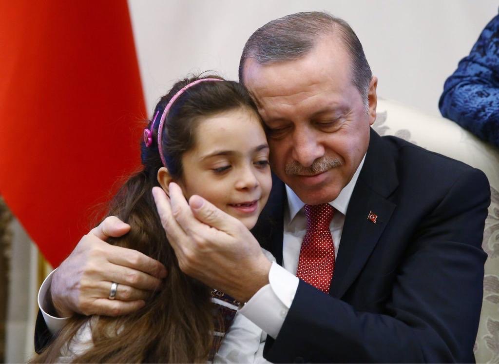 Çiğdem Karaaslan (@ck_samsun) on Twitter photo Güçlü Devlet
dünyanın diğer ucunda başı dara düşenin umudu olmak
Güçlü Liderlik
Binlerce km uzaktaki çocuğun gözyaşını silebilmektir
Türkiye işte böyle bir ülke, Cumhurbaşkanımız Sn. <a href="/RTErdogan/">Recep Tayyip Erdoğan</a> işte böyle bir liderdir🇹🇷
#DünyaMültecilerGünü #WorldRefugeeDay
#HerİnsanBirDünya Güçlü Devlet
dünyanın diğer ucunda başı dara düşenin umudu olmak
Güçlü Liderlik
Binlerce km uzaktaki çocuğun gözyaşını silebilmektir
Türkiye işte böyle bir ülke, Cumhurbaşkanımız Sn. <a href="/RTErdogan/">Recep Tayyip Erdoğan</a> işte böyle bir liderdir🇹🇷
#DünyaMültecilerGünü #WorldRefugeeDay
#HerİnsanBirDünya