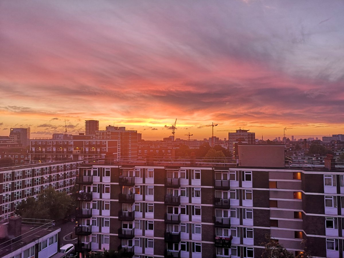 Summer Solstice sunrise over Hoxton West this morning ☀️ Have a beautiful day ❤️

#hoxtonwestmutualaid #staysafe #dailydoseofoutdoors #summersolstice #sunrise