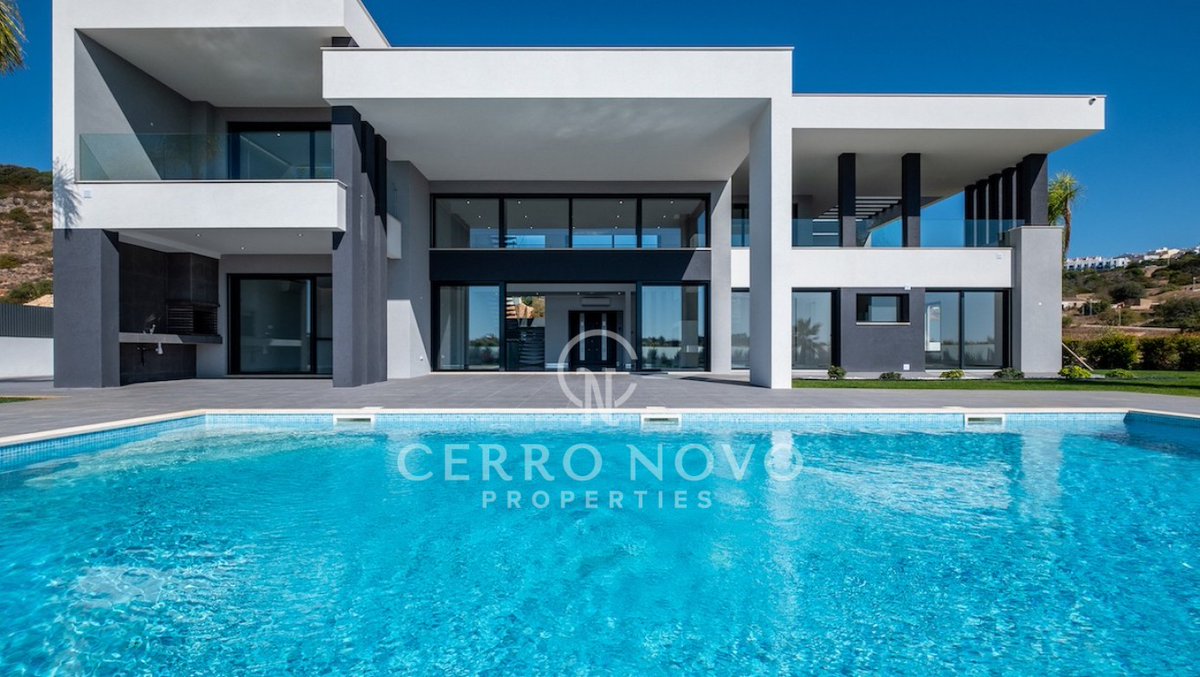 CerroNovo's tweet photo. A beautifully designed contemporary #villa with five bedroom suites. Impressive dual-height living/dining room with architectural glazing to front elevations provides outstanding light &amp; thermal efficiency. Walking distance to #Albufeira Marina. Click: https://t.co/IqUew7IVZP https://t.co/q0aN5xXs4Y