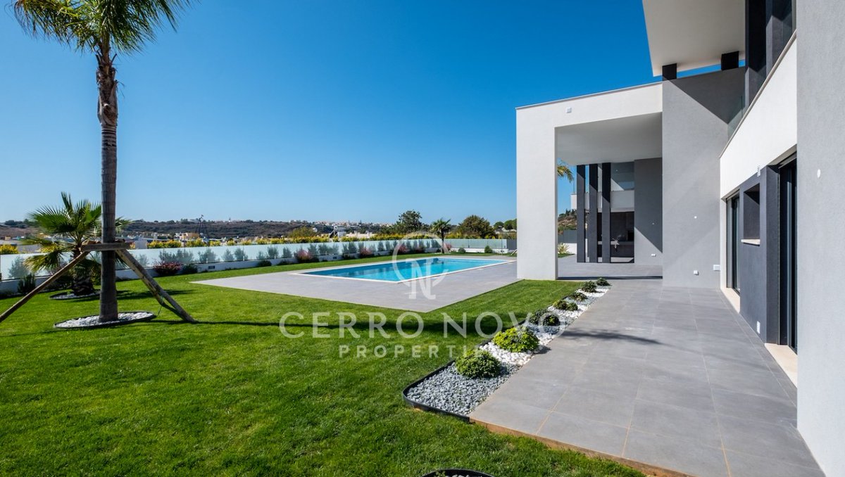 CerroNovo's tweet photo. A beautifully designed contemporary #villa with five bedroom suites. Impressive dual-height living/dining room with architectural glazing to front elevations provides outstanding light &amp; thermal efficiency. Walking distance to #Albufeira Marina. Click: https://t.co/IqUew7IVZP https://t.co/q0aN5xXs4Y