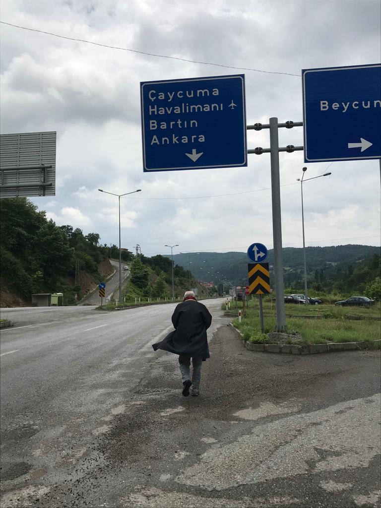gokhanbozkurt09's tweet photo. 70 yaşında bir baro başkanı yürüyor ve birileri hala utanmadan televizyonlarda masal anlatıyor. #YürüyüşeSaygı #SavunmaYürüyor https://t.co/XAIBvPe0Zf