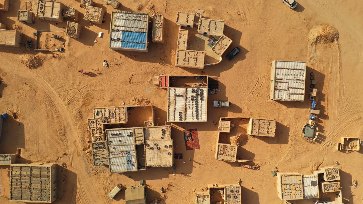 Se ve mi casa hecha de adobe y zinc. Lo aguanta todo. Toda esta arena es  parque de mi infancia, jugaba libre y ajena al conflicto. De mayor no soporto la idea de que en este desierto vivan +170.000 personas, saharauis con DNI español.

📷 <a href="/cortesgraphy/">Javier Cortés</a> 
#DiaMundialDelRefugiado