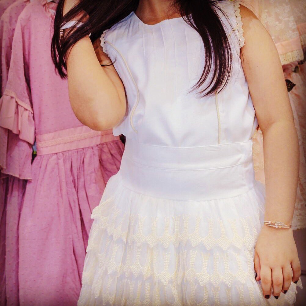 امنحي طفلتكِ الجميلة إطلالة ساحرة بإهدائها هذا التايورالأنيق. مُصمّم بطابع عصري يواكب أحدث صيحات الموضة العالمية، ويتميّز بخاماته التي تضمن لها الراحة المثاليةمن #الطفل_الحالم_الصغير