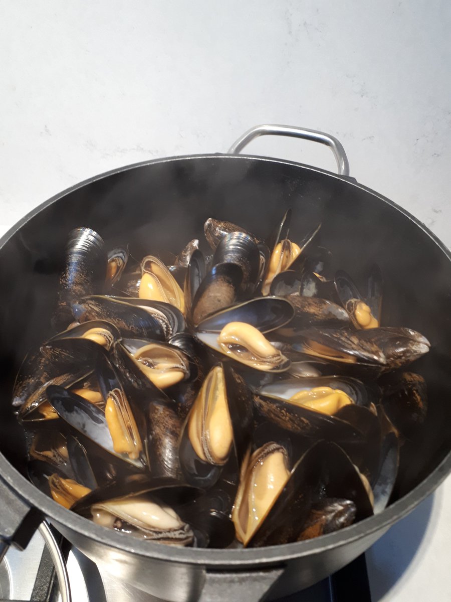 MrsWestbury's tweet photo. Gorgeous spanking fresh mussels from @flyingfish31 last night. Hardly any prep to do and ready in about 5 min. #quicksupper https://t.co/gVquYti9l8