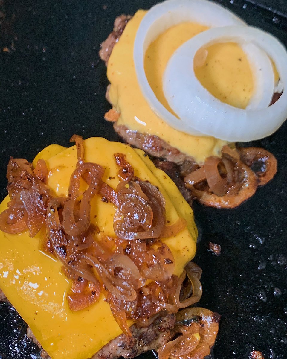 smashandbite's tweet image. There are ✌🏻type of onions, which one are you? 

Sold out on #TheFreshBurger this weekend ‼️ 

But we still got #TheBasic &amp;amp; #TheBasicDouble available for delivery today at 7pm &amp;amp; tomorrow at 4pm &amp;amp; 7pm 😍 Whatcha waiting for? 👇🏻

#SmashAndBiteBurgers
#SmashBeforeYouBite