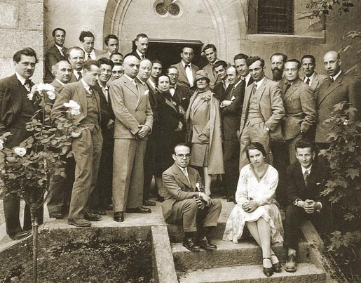 ro_almonacid's tweet photo. Estrechó lazos internacionales al reunirse con sus colegas europeos en #LaSarraz, el considerado como #CIAM n°1.
Firmó aquella trascendental declaración (junio 1928) en muy buena compañía, aunq con ausencias clamorosas como Gropius, Mies y los ingleses.
Aquí, el "hall of fame". https://t.co/cWdTHCKts8