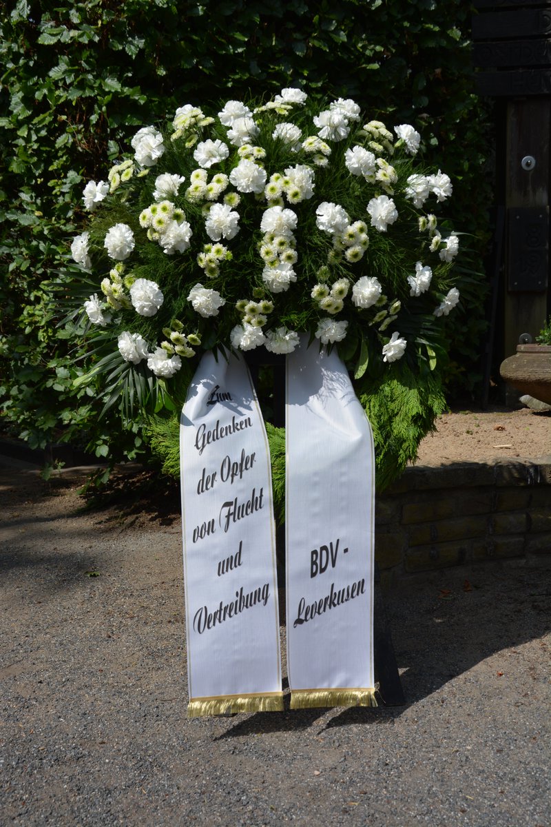BdVLeverkusen's tweet photo. Am heutigen Gedenktag für die Opfer von Flucht und Vertreibung hat der Bund der Vertriebenen #Leverkusen am Ostdeutschen Kreuz auf dem Friedhof #Manfort der 2,5 Millionen Opfer von Flucht und #Vertreibung gedacht. #BdV https://t.co/N4E4ccEv0p