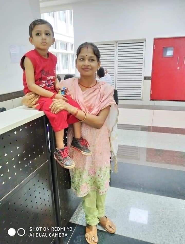 वो बेटी भी थी, वो पत्नी भी थी,
वो मां भी, वो देश की वीरांगना भी थी,
वो और कोई नहीं गुमनाम कर्त्तव्य परायण भेषजज्ञ "वंदना" थी।
#justice_for_Pharmacist_Vandana
#शहीद_फार्मासिस्ट_वंदना
<a href="/ChouhanShivraj/">Shivraj Singh Chouhan</a> <a href="/drnarottammisra/">Dr Narottam Mishra</a> <a href="/JM_Scindia/">Jyotiraditya M. Scindia</a> <a href="/OfficeOfKNath/">Kamal Nath</a> <a href="/News18MP/">News18 MadhyaPradesh</a>
<a href="/digvijaya_28/">Digvijaya Singh</a> <a href="/jitupatwari/">Jitendra (Jitu) Patwari</a>