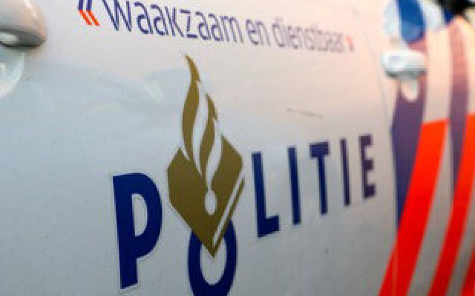 Agenten 'praten' jongeren met getrokken pistool uit auto bij Groene Ster in Leeuwarden: LEEUWARDEN