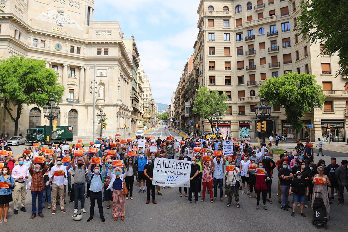 BarnaCentre's tweet photo. 3 Mercats, 16 assocs dels barris del centre i més d la resta d ciutat, es posen d'acord per denunciar els efectes dels talls Via Laietana! @BCN_Mobilitat el centre històric llença un nou SOS! "No és el moment ni la manera" @llordesros i @BornComerc https://t.co/UXsBn0eTQR