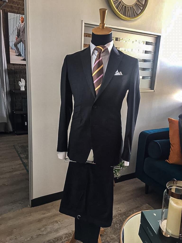 SilasNchabeleng's tweet photo. No matter what don’t loose your ability. God is faithful and still allowed us to be in business even under such atrocious world economic collapse #TheMantle #SUL #BlackExcellence #PurePanache #ForKings #Charcoal #PeakLapel 👌🏾✂️📍🔥❤️💯😍🌪 https://t.co/NooJIrTzKM