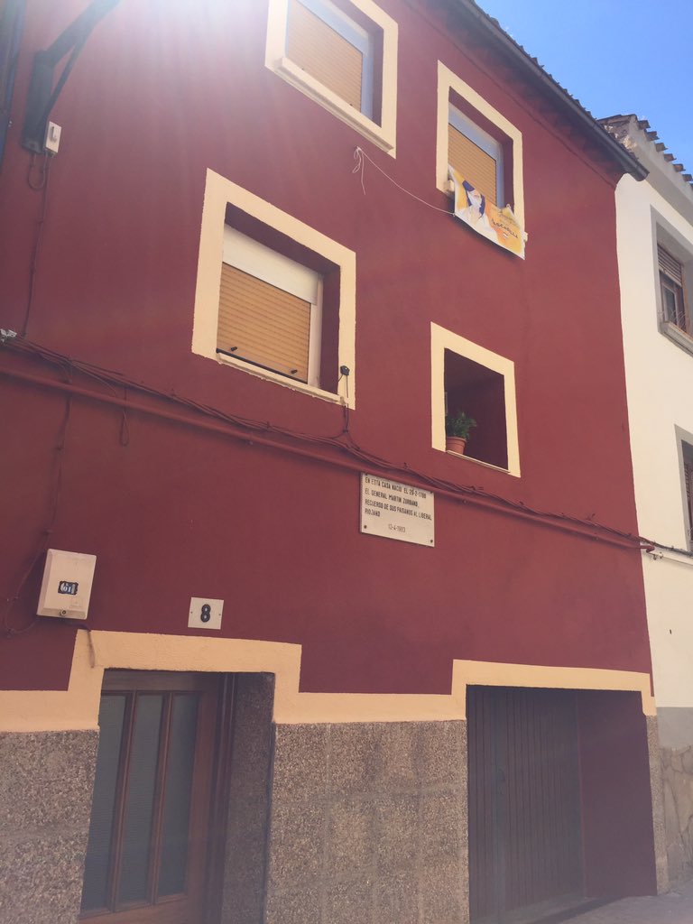 elkbdice's tweet photo. He llevado a mis hijas de paseo a #Varea para que viesen la casa en la que nació Martín #Zurbano, a muy poca distancia #Espartero se agostaba en su huerta de La #Fombera, me he acordado mucho de @marcelinoizqui https://t.co/UxOEOCW7Ak