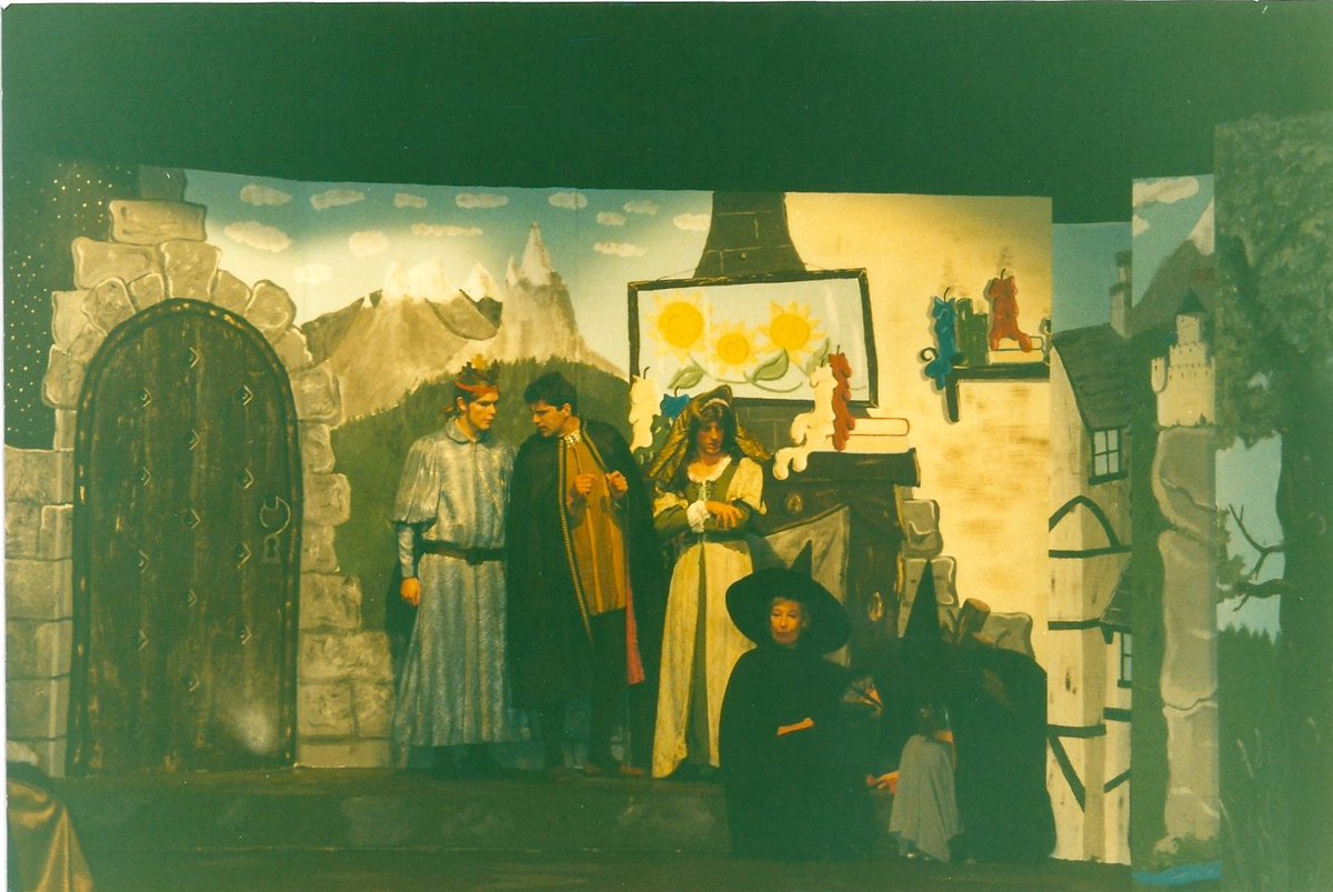 TheLanternSheff's tweet photo. Wyrd Sisters - 1996 #lanternsheff #memories https://t.co/AzVERJGfpl