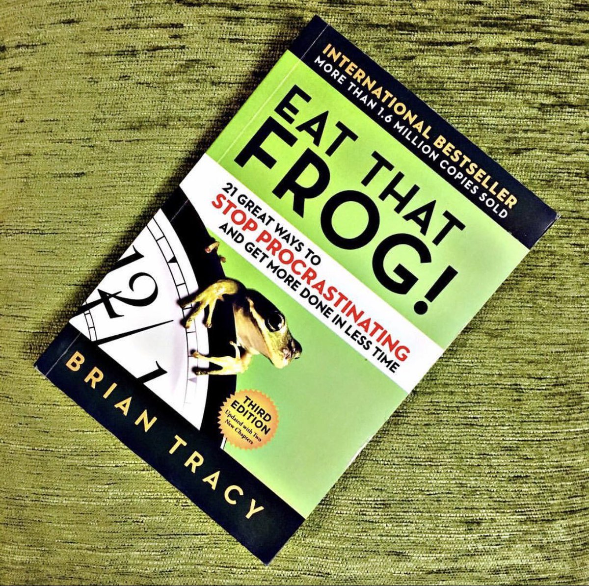 BanokW's tweet photo. Eat that Frog! 

If you are a huge procrastinator (like me) then do give it a read. It has hardly 100 pages but will give you hundreds of reason to stop procrastinating and stay focused.

#ReadersSaturday #SelfHelp https://t.co/lOfsFvdaGQ