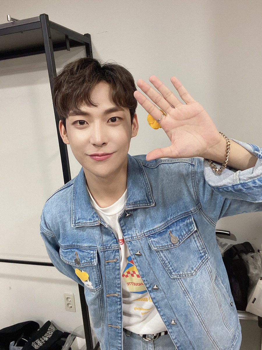 aweekjp's tweet photo. #チャウォン

#AWEEK #어위크 #말해뭐해 #onefourthree #MusicBank #ミュージックバンク https://t.co/VuEuKnMFrC
