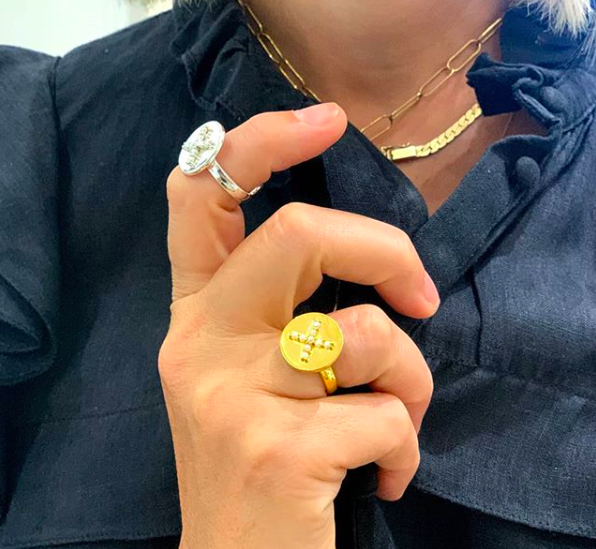Thanks to Sarah @svpjewellery for visiting us in our Brighton shop this week! Here is she with some of the new additions to our SVP edit, the Kisses rings. Available in silver and gold vermeil with white pearls❤️
#adjustablerings #silveradobrighton #jewellersbrighton