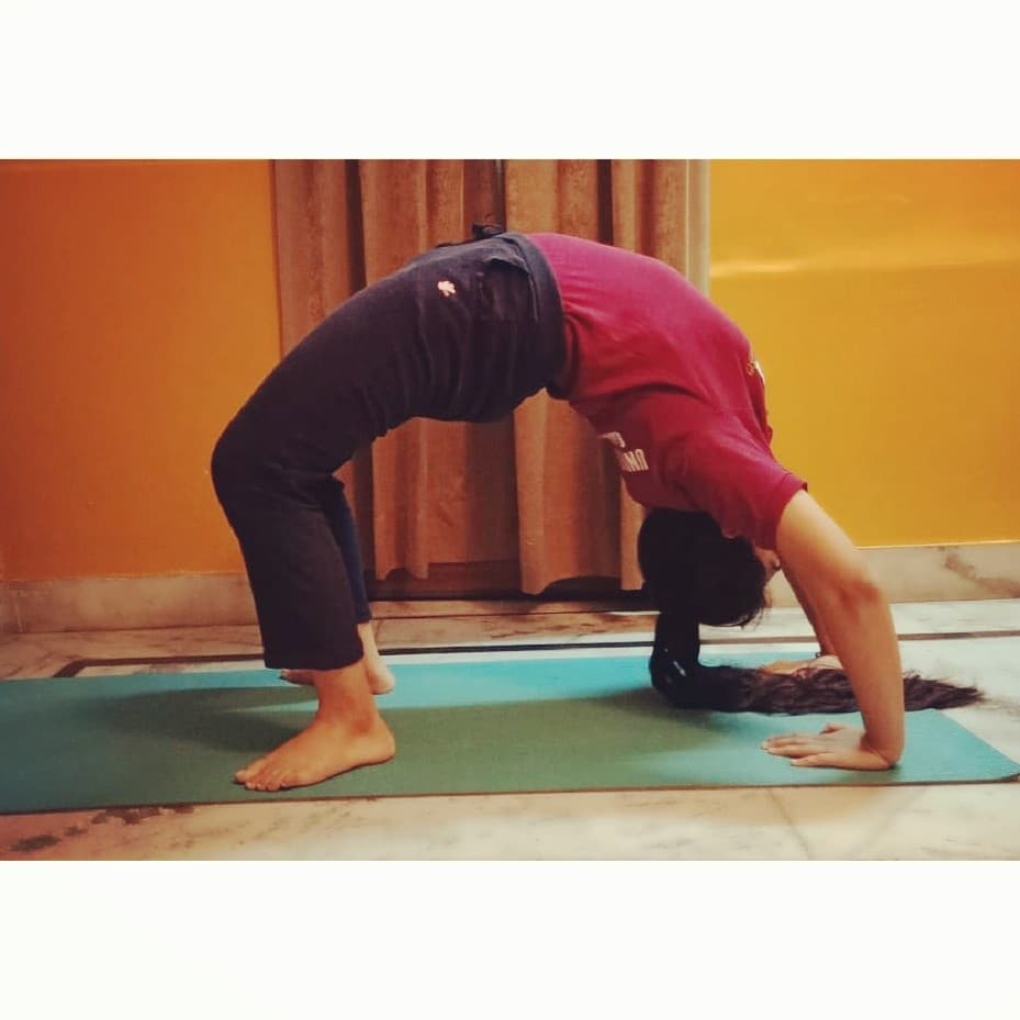ManpreetShah3's tweet photo. Chakrasana or Wheel Pose or Urdhva Dhanurasana it is backbend. The stretching in Chakrasana helps to tone and strengthen muscles in the back and calves, and is also said to relieve tension and stress in people who sit for long times in front of a desk or computer. https://t.co/KFQhnbb6Tm