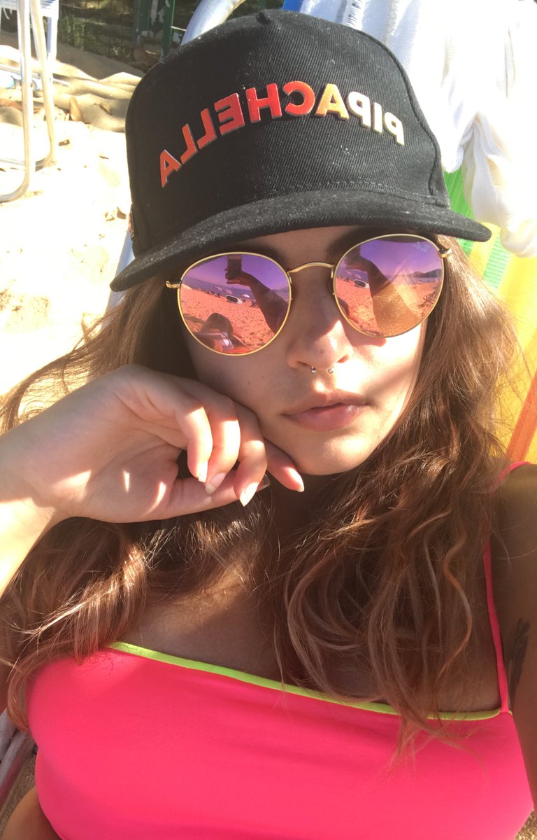 gabzinha_v's tweet photo. Um fato heterotop sobre mim: comprei um bone em Pipa escrito Pipachella kkkkk eu dou risada da minha heterotopssidade nesse role #letspipa https://t.co/Goo3CO6MpO