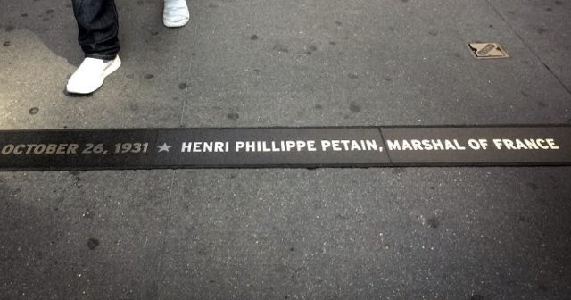 7/ Cette plaque commémorative à la gloire du maréchal Pétain – au prénom d’ailleurs mal orthographié, avec deux “L” – n’est pas remise en question après la Seconde Guerre mondiale. New York se souvient du héros de Verdun sans jamais faire le lien avec l’homme de Vichy.