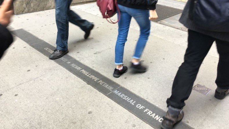 13/ Dernier niveau d’analyse de cet oubli : New York est une ville qui se visite les yeux rivés vers le ciel et son imposante skyline, non vers le sol. Les trottoirs de la Big Apple passent donc relativement inaperçus.