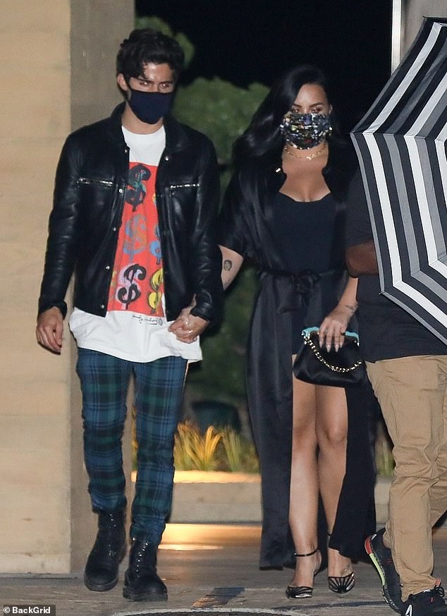 AcervoCharts's tweet image. Depois de voltar do deserto da Califórnia, onde gastou US $ 5.000 por hora para alugar uma 'casa invisível', Demi Lovato saiu ontem (19) para um jantar romântico com seu namorado Max Henrich.