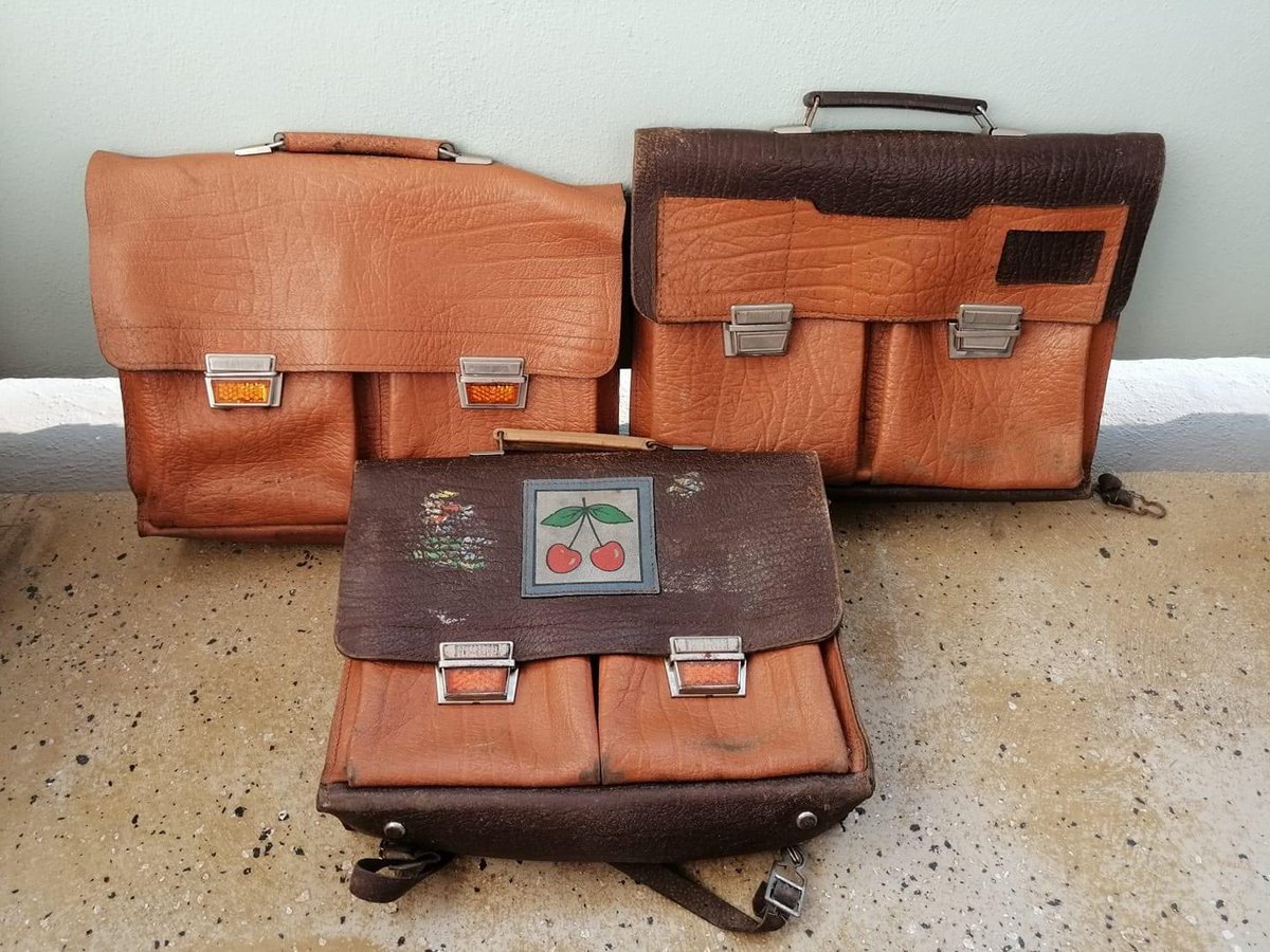 arnold_antje's tweet image. Did you pack your #Schulranzen ?? #GDR #EastGermamy who had one of these?? Mine had a butterfly 🦋 Picture. These lasted forever - you could throw them around &amp;amp; they’d still have no scratch. 😄