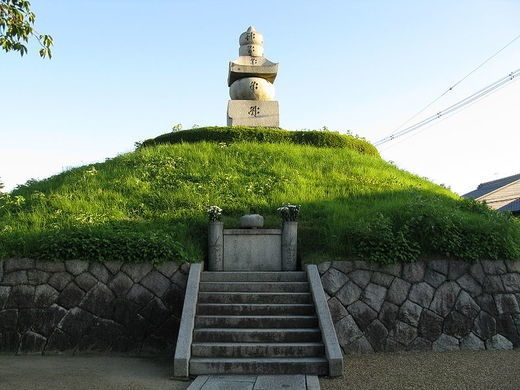 While stone pagodas are also present in Japan, they were mostly used as markers for monuments or tombs. They weren't utilized like other normal pagodas.Gorinto style stone pagodas utilized spherical and pyramidal shapes in their designs.