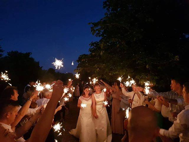 allmanorofevent's tweet photo. We're missing these summer nights ๐ข The gorgeous Danielle and Kerri were just fabulous and the wedding was stunning! #missingthese #summerweddings #nightimeispartytime #allmanorofevents https://t.co/AnYzwIkEIJ