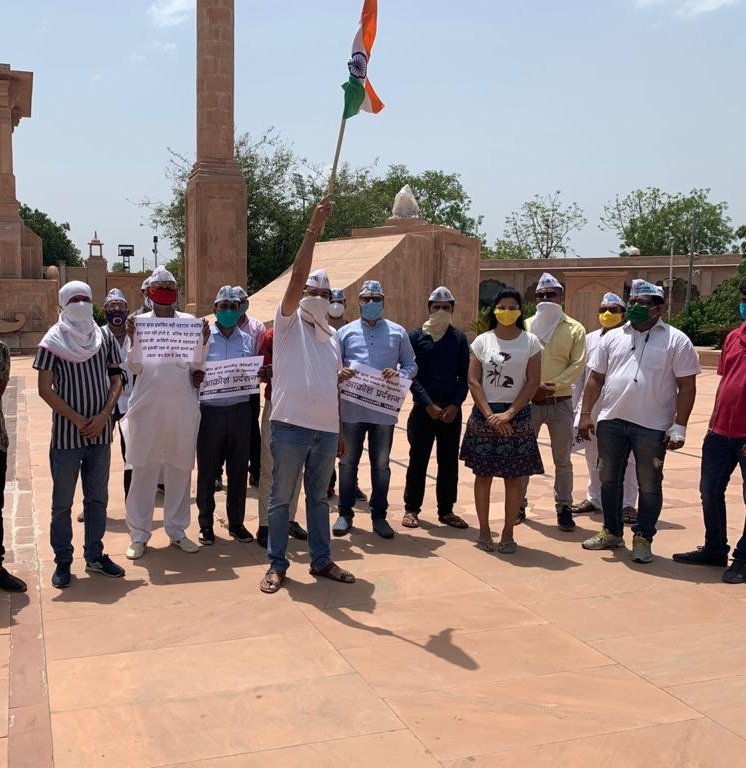 AAPRajasthan's tweet photo. @AAPRajasthan ने भारत के जवानों की शहादत को अमर जवान ज्योति पर श्रद्धांजलि देने के बाद चीन के खिलाफ प्रदेश के सभी 33 जिलो में AAP कार्यकर्ताओं ने किया "आक्रोश प्रदर्शन"।

वीरों सैनिकों का अपमान, नहीं सहेगा हिन्दुस्तान 
https://t.co/mcBnwD3pB1 https://t.co/6sBOxwRJdm