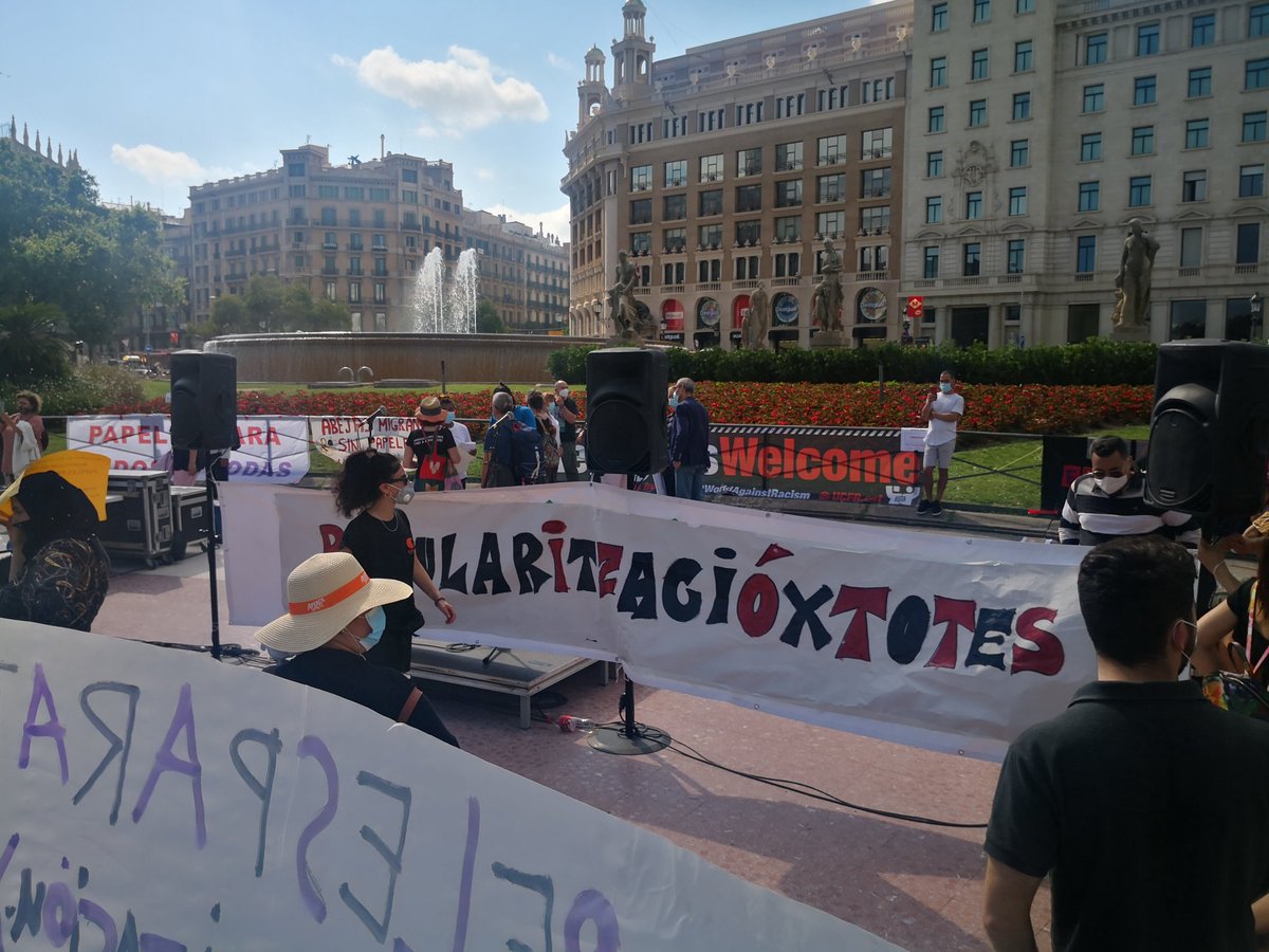 CUPBarcelona's tweet image. Ara mateix a la Plaça de Catalunya, concentració #RegularitzacióxTotes!! #RegularizaciónYa